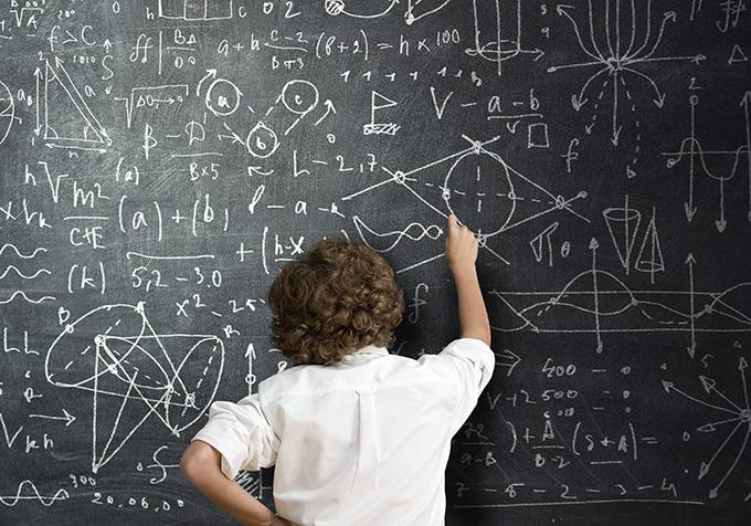 scientifique écrivant des formules sur un tableau noir dans l'article Les nouvelles théories du temps extrait du hors-série 16 d