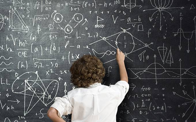 scientifique écrivant des formules sur un tableau noir dans l'article Les nouvelles théories du temps extrait du hors-série 16 d