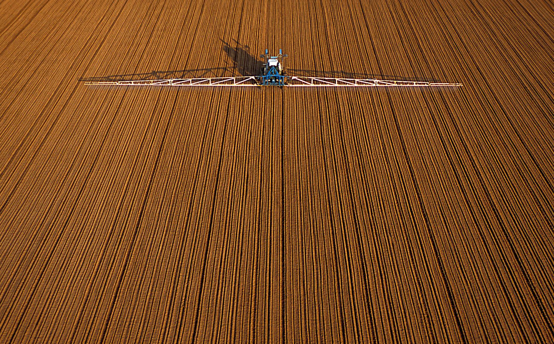 épandage de pesticide pour illustrer l'article sur l'acétamipride paru dans le magazine scientifique d'actualité epsiloon