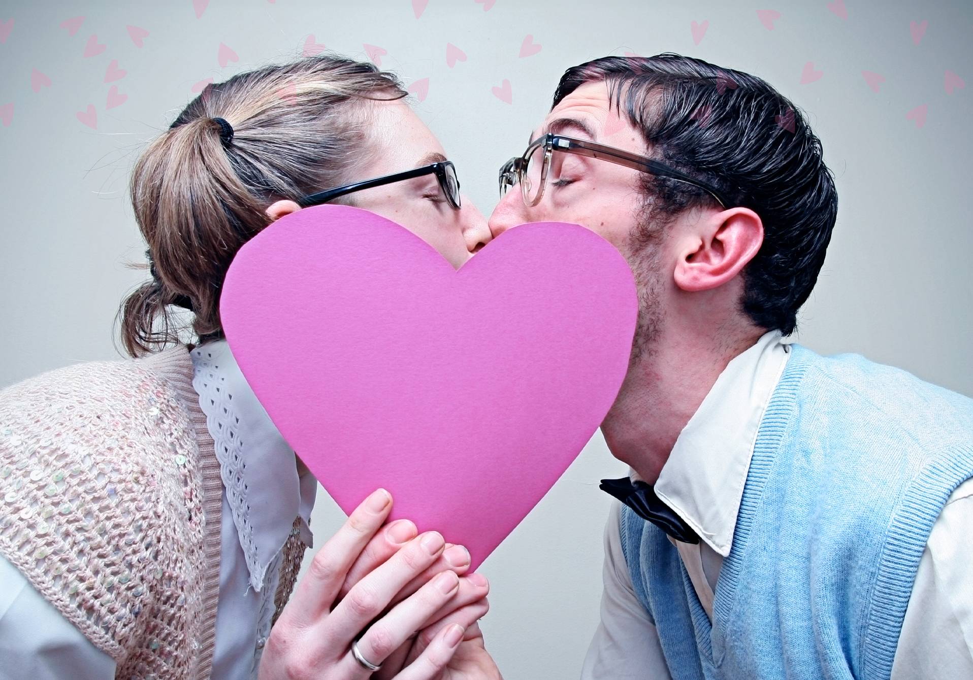 article du magazine scientifique d'atualité epsiloon sur l'origine du baiser amoureux