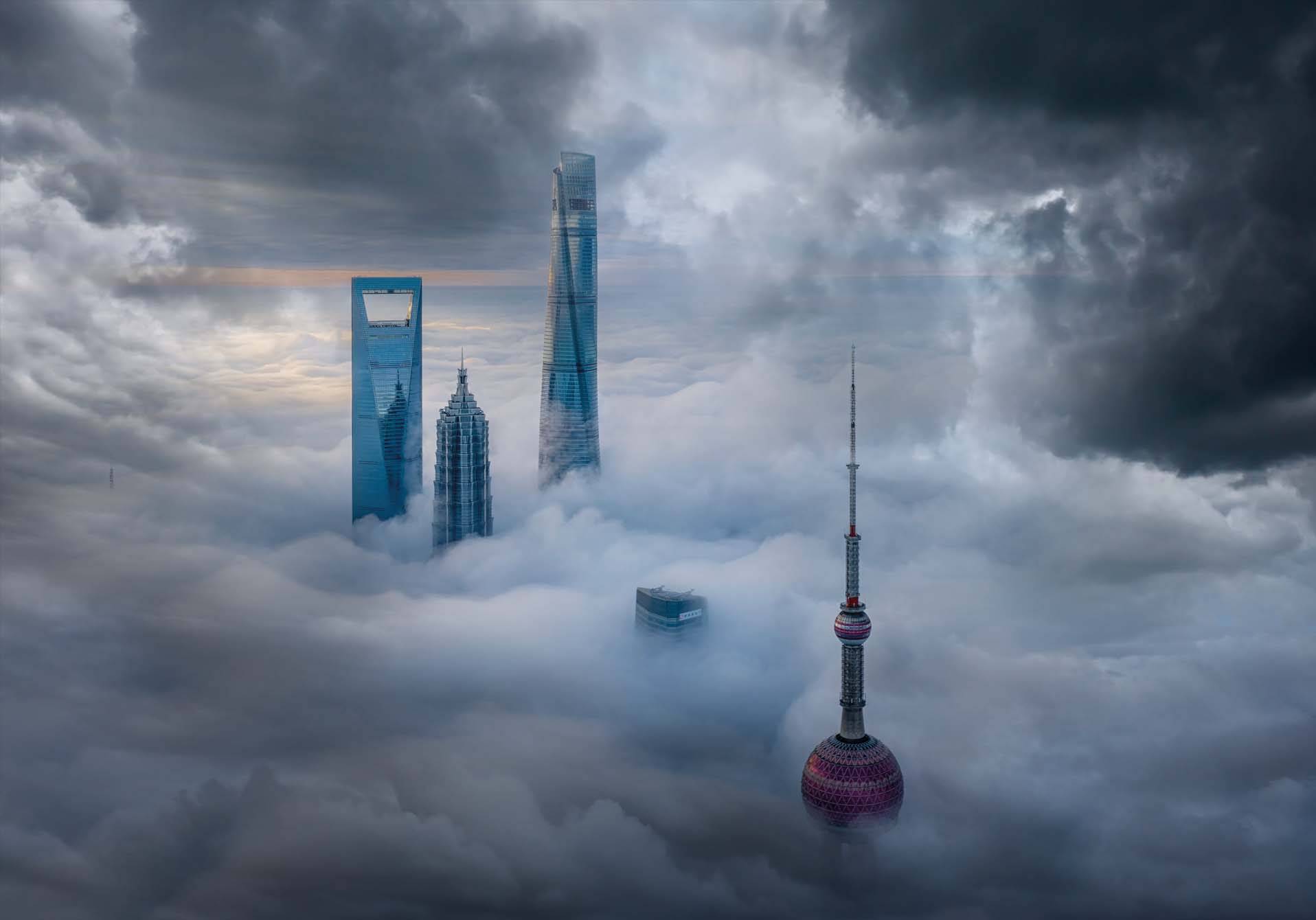 photographie aerienne d'une grande ville chinoise et de ses gratte-ciel qui percent les nuages