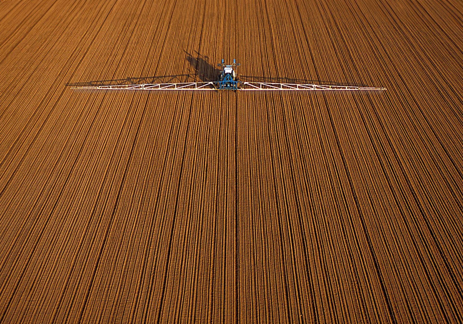 épandage de pesticides pour illustrer l'article sur l'acétamipride paru dans le magazine scientifique d'actualité Epsiloon