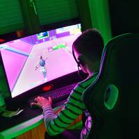 photographie d'une personne jouant à un jeu vidéo sur ordinateur