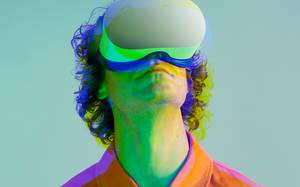 personne portant un casque de réalité virtuelle