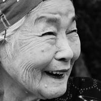 photographie d'une personne âgée qui sourit