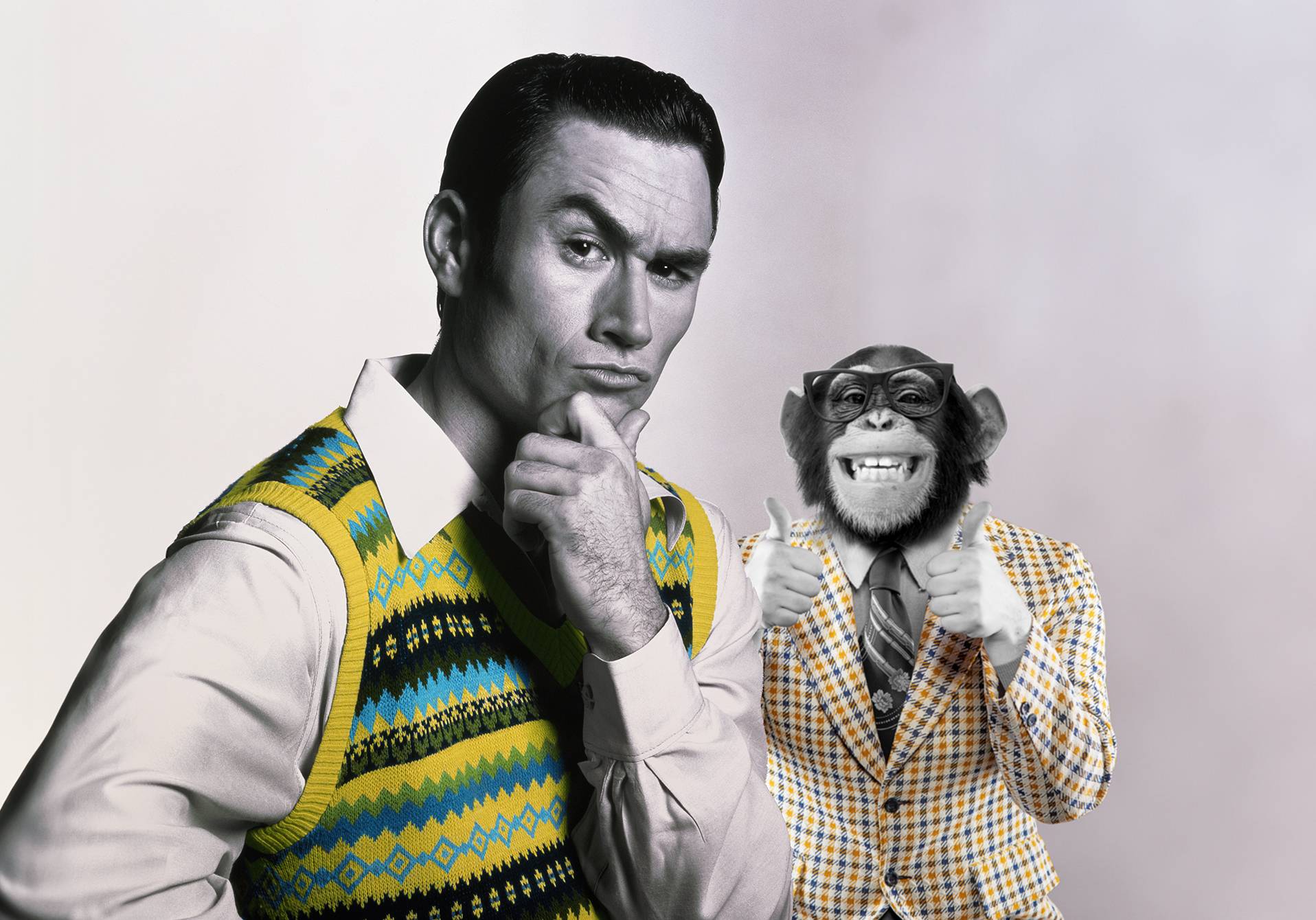photo et photomontage d'un humain et d'un singe en costume