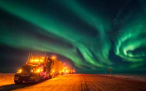 photographie d'une aurore boréale le long d'une route
