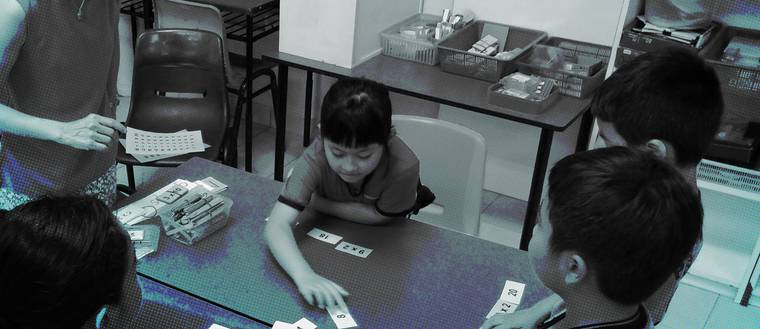 photographie d'enfants apprenant les mathématiques