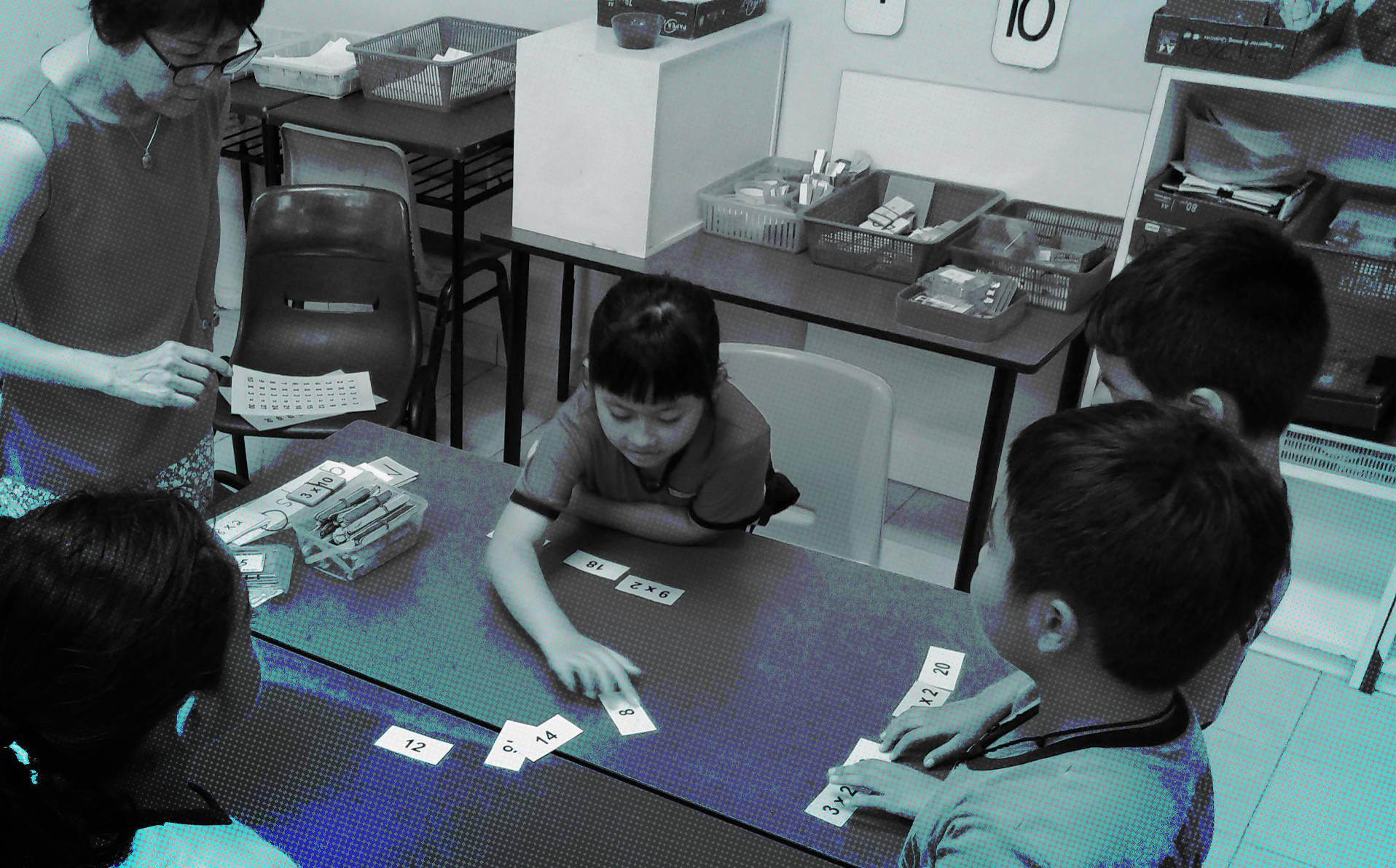 photographie d'enfants apprenant les mathématiques