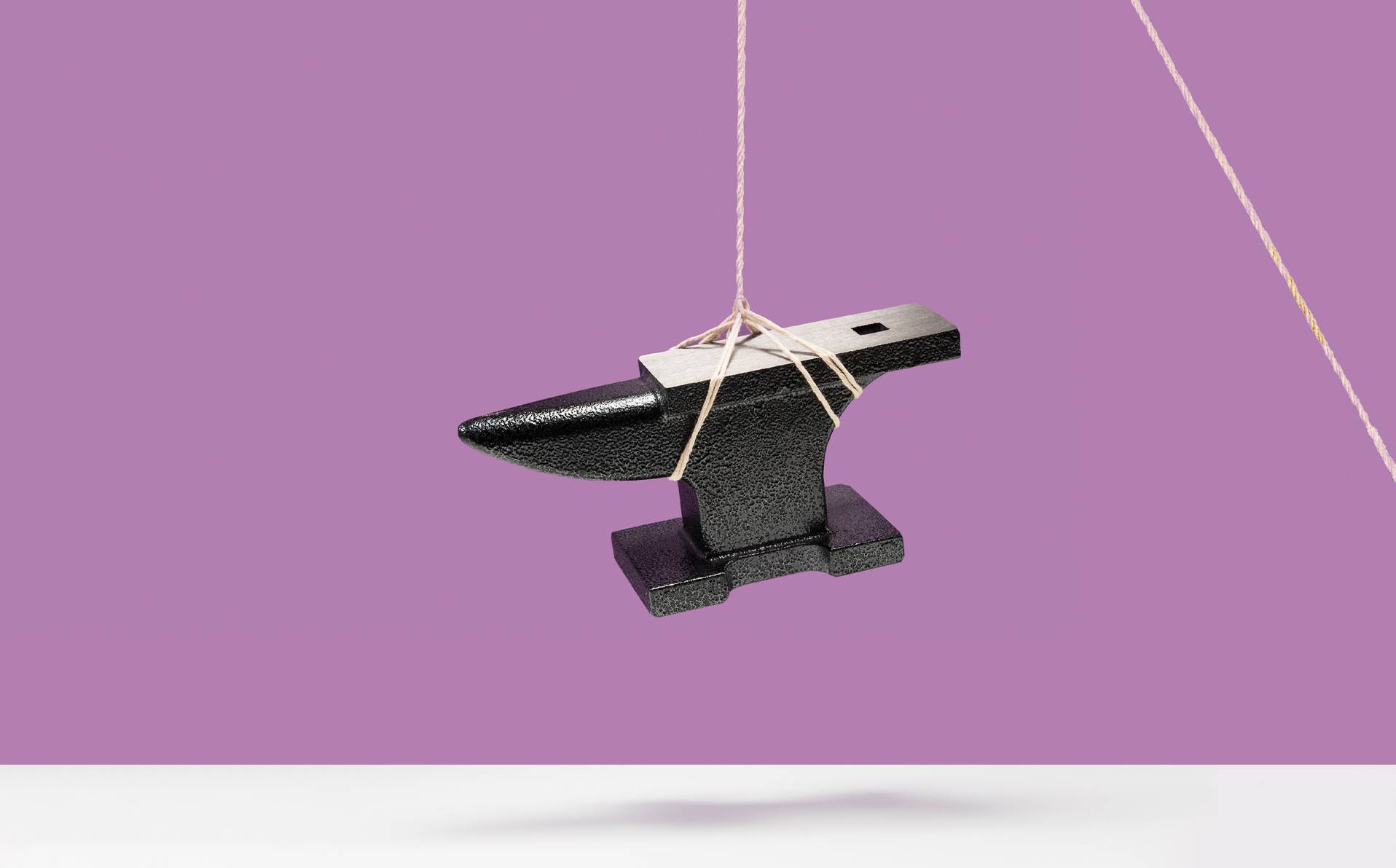 une enclume au bout d'un fil, pour illustrer le stockage gravitaire