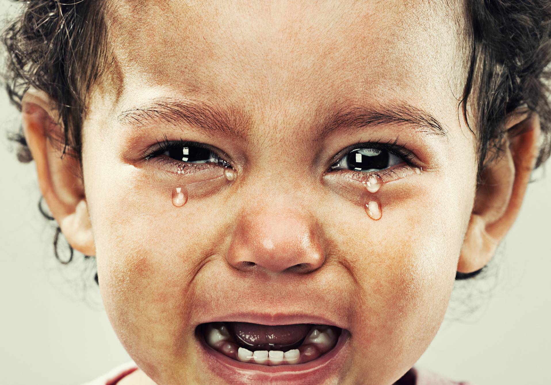 photographie d'un enfant en larmes