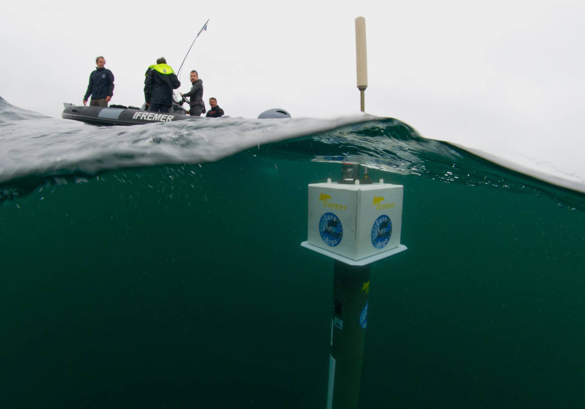 photographie du profileur Argo Arvor qui mesure la température et la salinité des océans