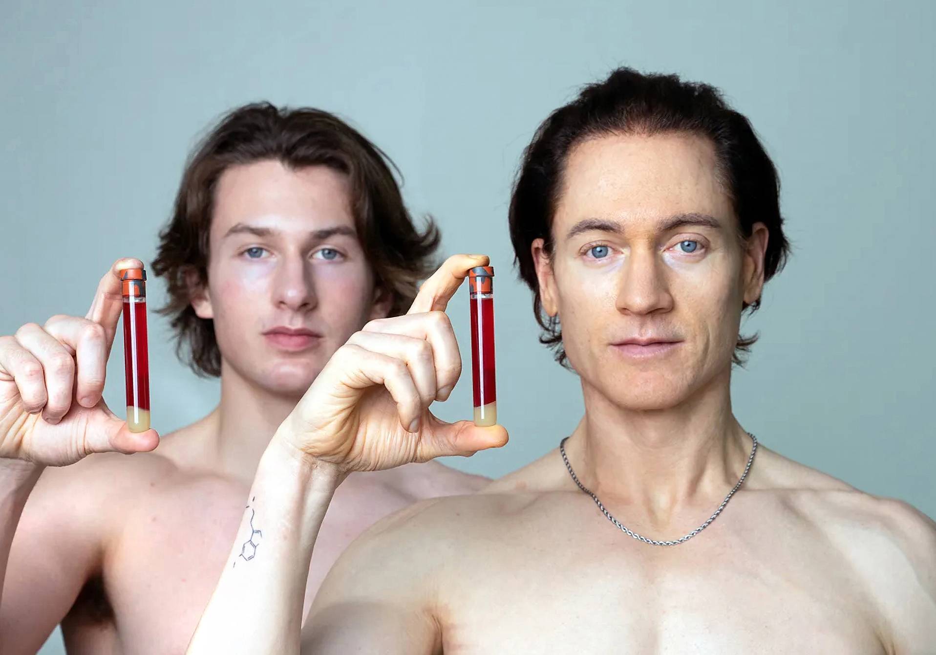 photographie de Bryan Johnson et son fils qui essaient de limiter leur vieillissement