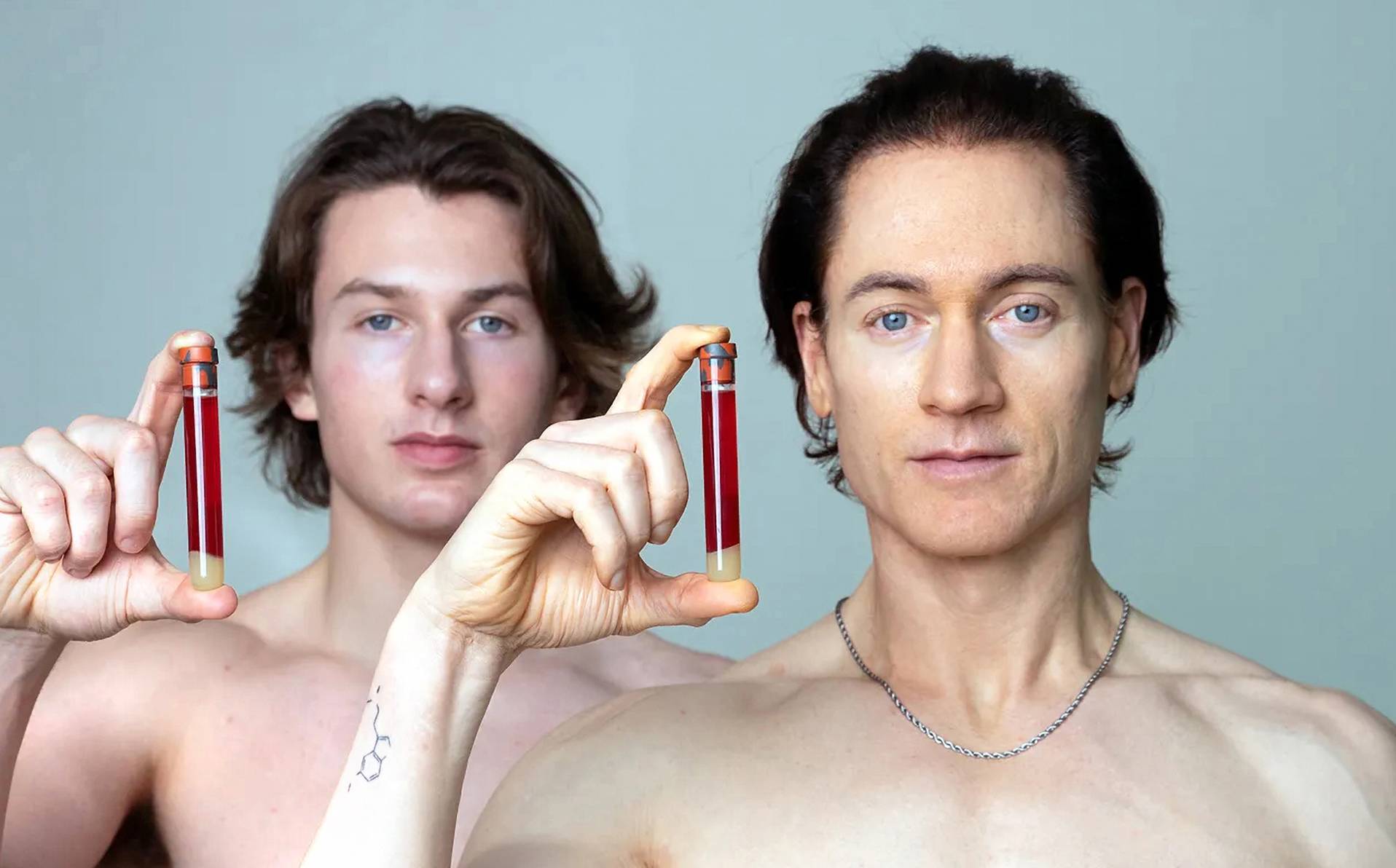 photographie de Bryan Johnson et son fils qui essaient de limiter leur vieillissement