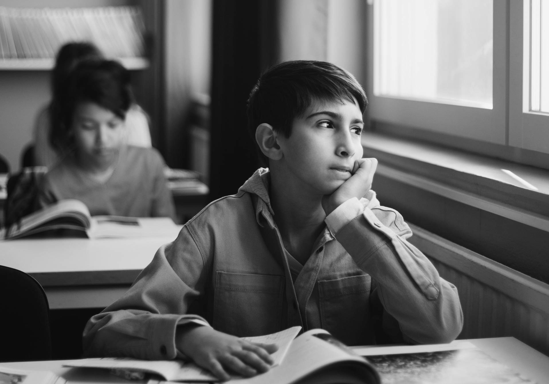 photographie d'un enfant qui rêvasse