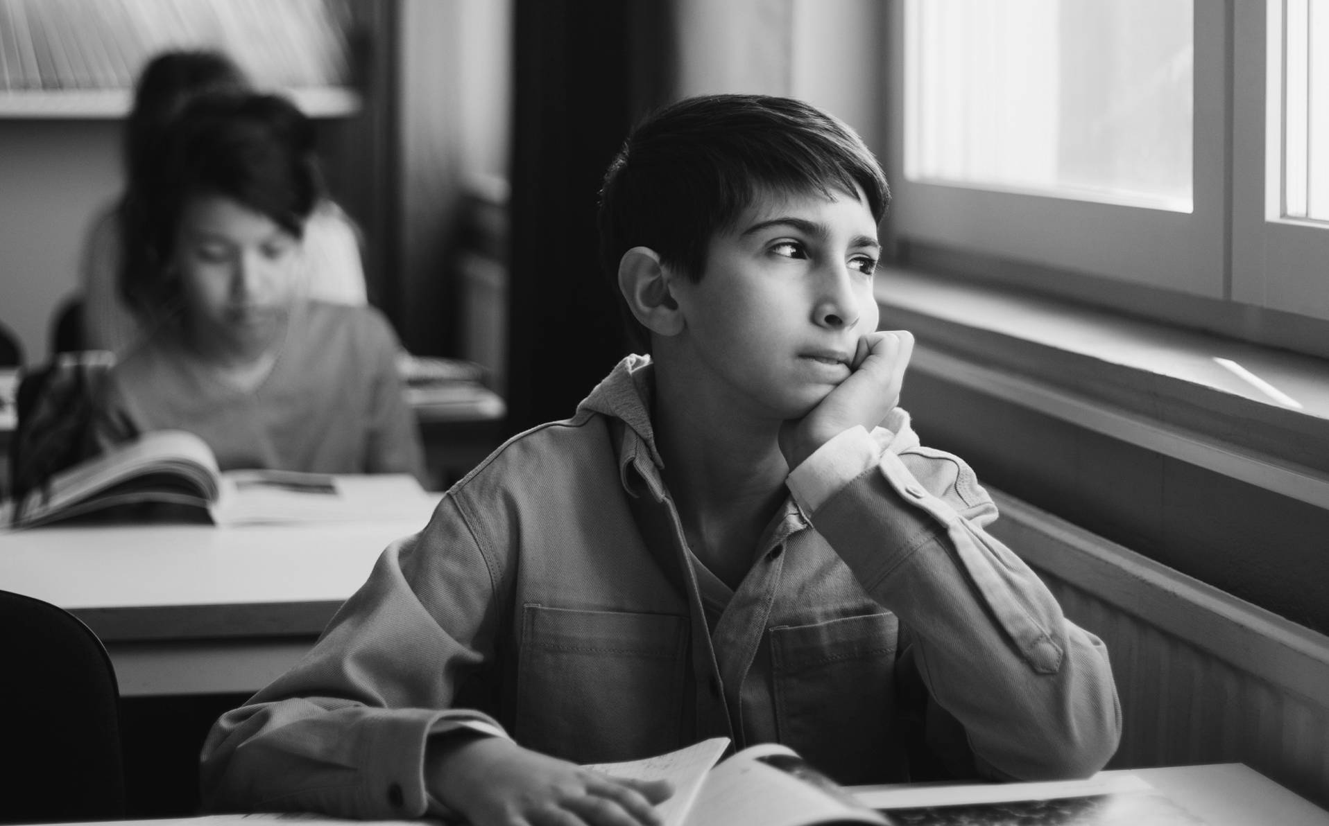 photographie d'un enfant qui rêvasse