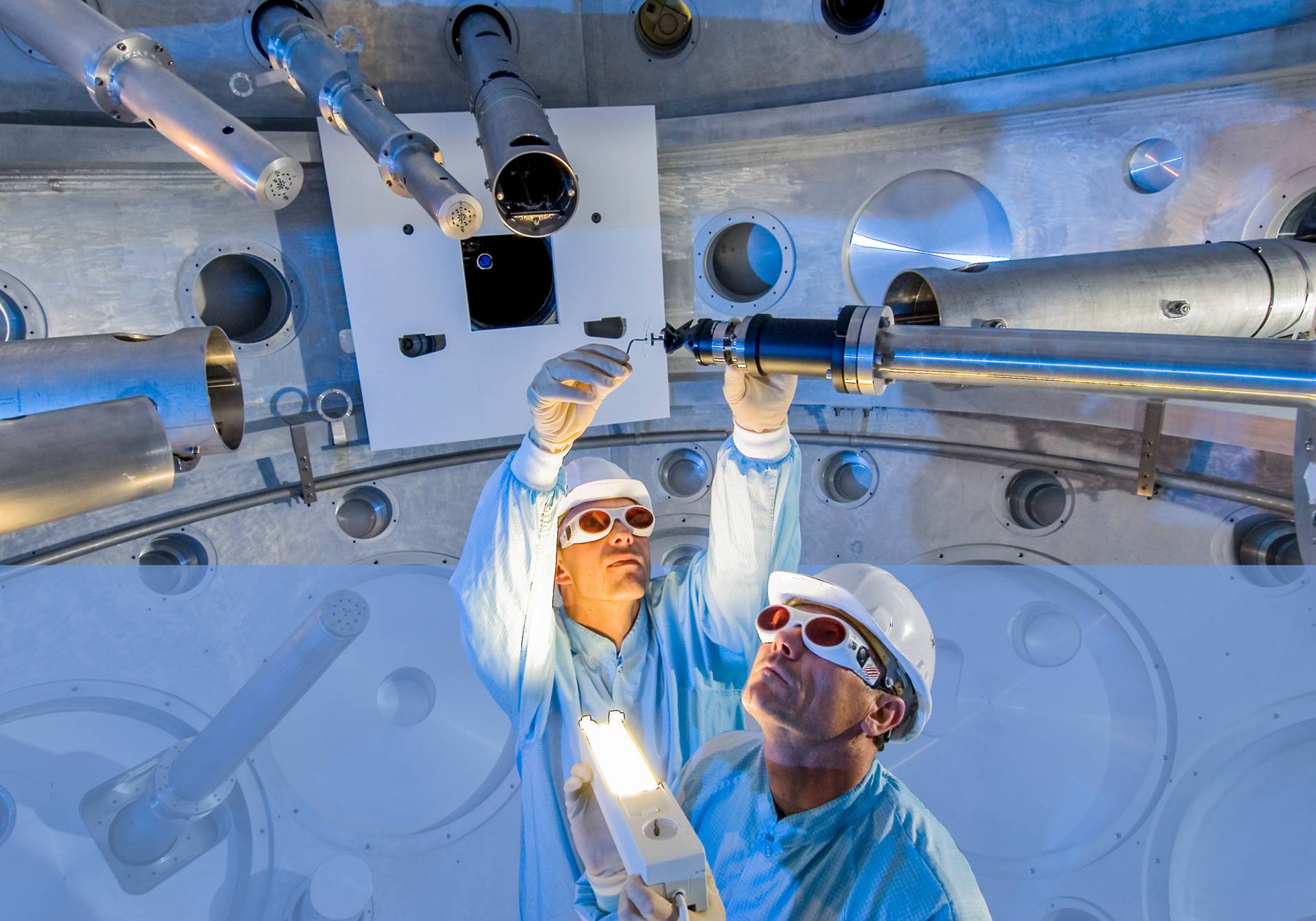deux chercheurs avec un laser à fusion