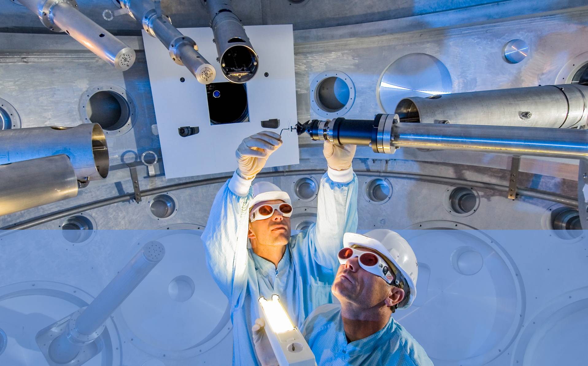 deux chercheurs avec un laser à fusion